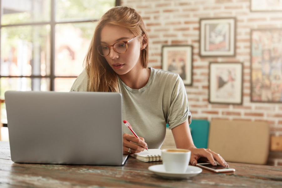 Freelance writer 2398u28fh.png